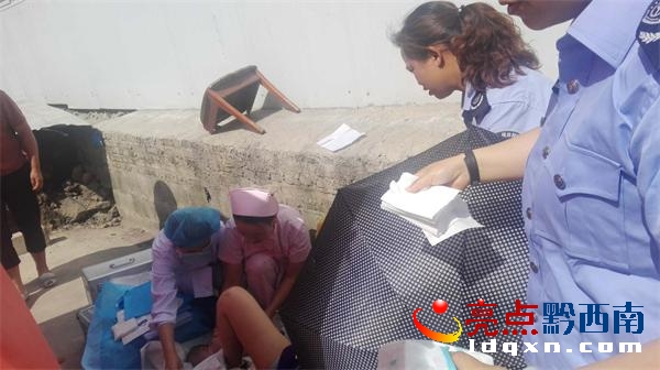 車站工作人員協(xié)助120醫(yī)護人員就地接生.jpg