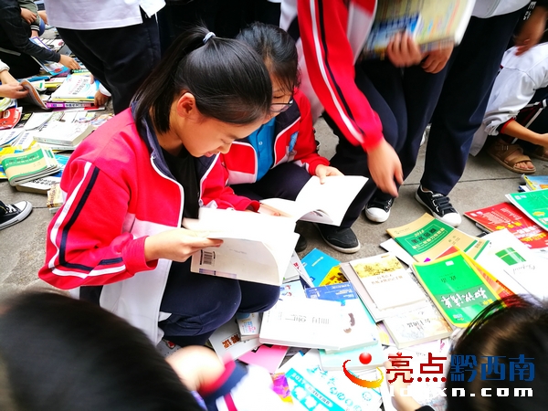 初一的兩位女生看得津津有味.jpg
