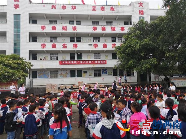 圖1:寧波愛心企業(yè)海曙太平鳥集團(tuán)的愛心物資送到貞豐縣魯容中心小學(xué). (1).jpg