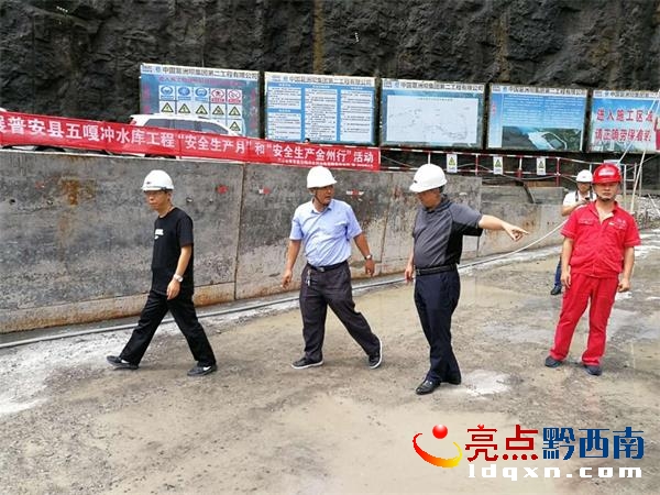 黔西南州防汛氣象聯(lián)合到普安晴隆開展防汛督查2.jpg